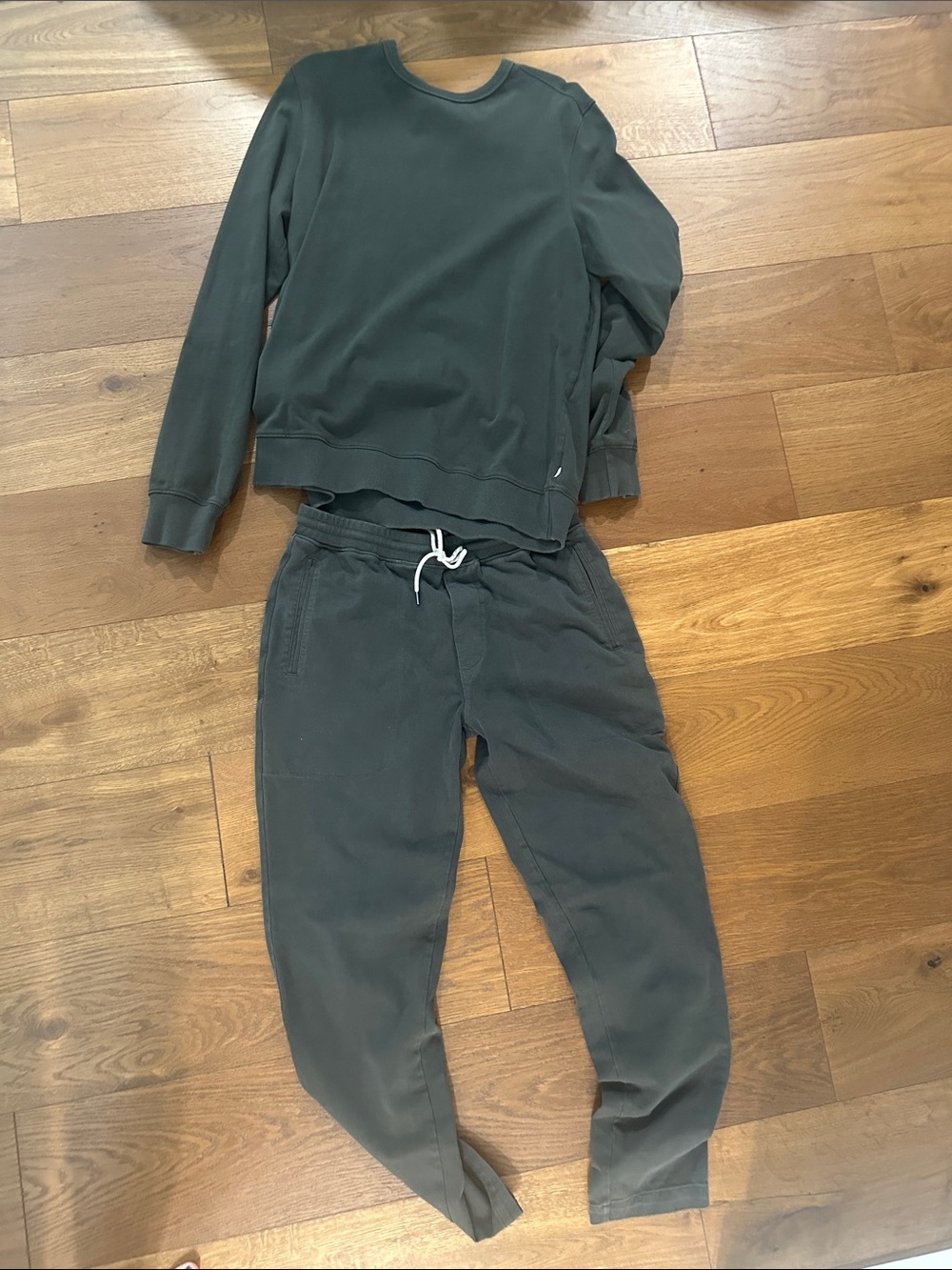 Vuori men’s Olive Sweatpants Joggers and sweatshirt - Dark Olive Green